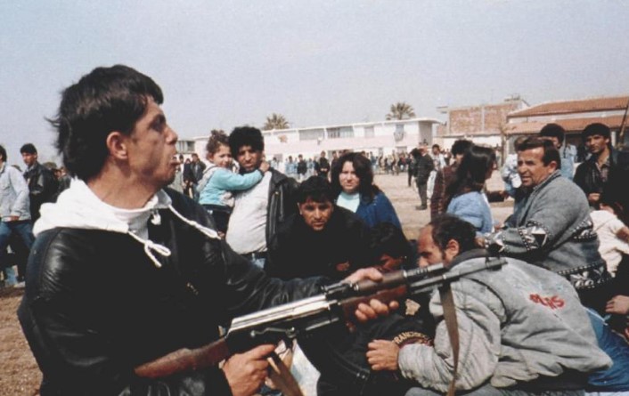 “Gjak, dhimbje dhe lebeti…”/ Njihuni me Vlorën e vitit 1997 përmes FOTOVE