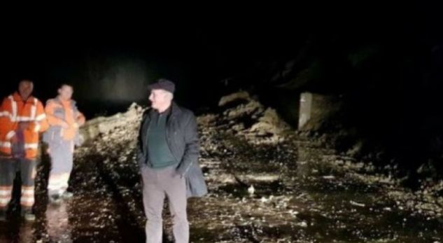 Reshjet e shiut “çmontojnë” rrugën që lidh Tepelenën me Gjirokastrën