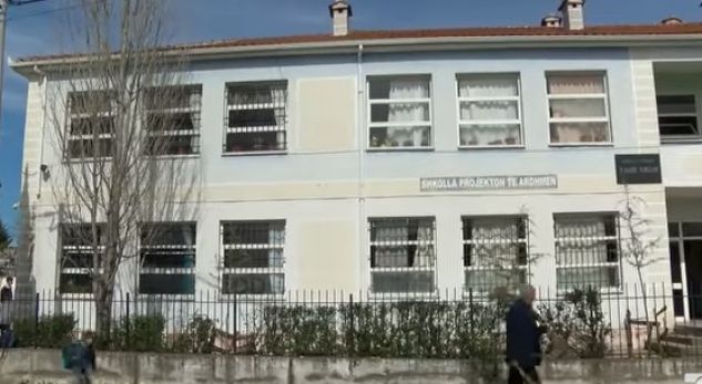 Njihuni me shkollën në Shqipëri, ku nxënësit mësojnë me të vdekurit. Në varreza… (VIDEO)