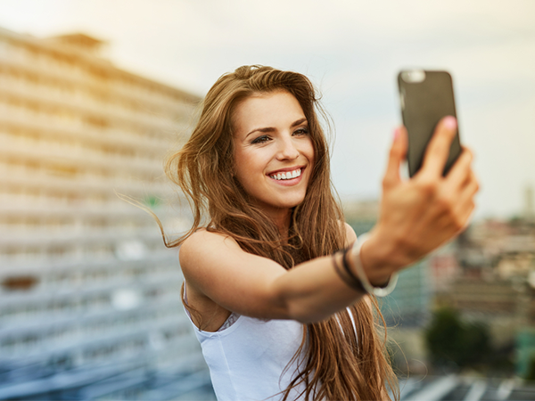 Studimi i ri: Selfiet bëjnë që hunda juaj të duket për 30% më e madhe (Foto)