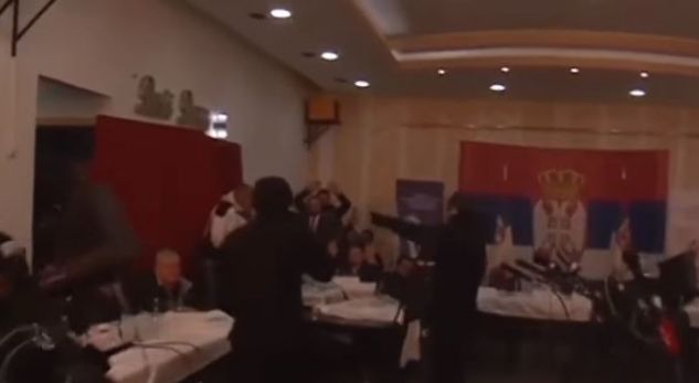 DEL VIDEO/ Mediat serbe publikojnë pamjet brenda sallës ku arrestua Gjuriç