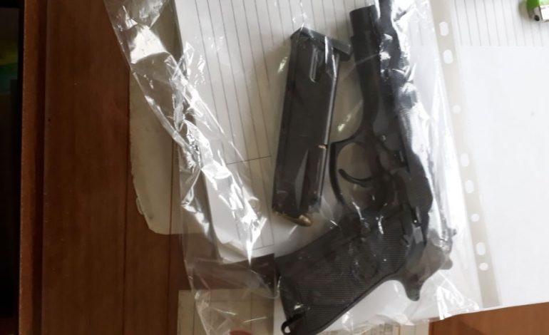 Kontrollet për armë/ 35-vjerçari nga Kavaja me dy identitete kapet mat, ishte pasagjer në Benz kur …