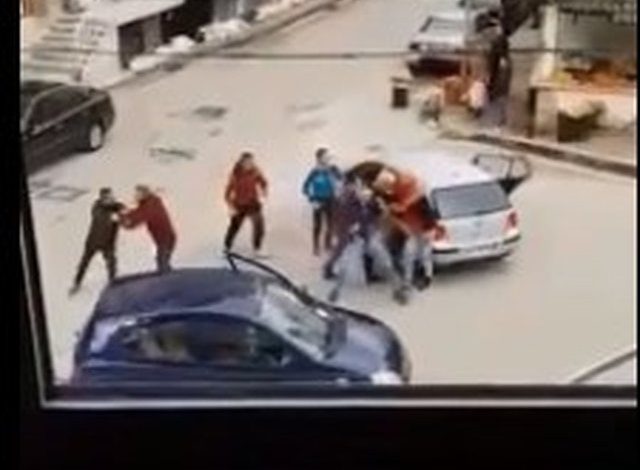 SHERR MASIV/ Lezhianët “i futen rëndshëm” gjirokastritëve, “kërcet” grushi në mes të rrugës