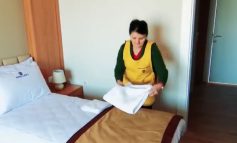 Më hoqën ndihmën, më thanë s’ke fituar pikët/ Historia e zonjës që tani punon në hotel (VIDEO)