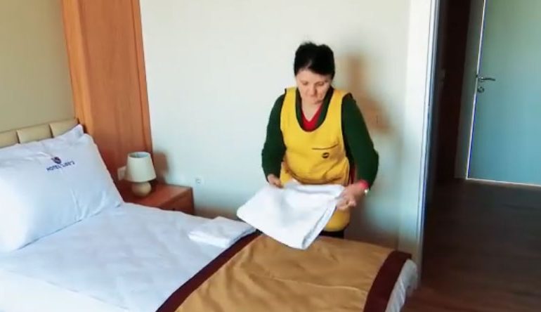 Më hoqën ndihmën, më thanë s’ke fituar pikët/ Historia e zonjës që tani punon në hotel (VIDEO)