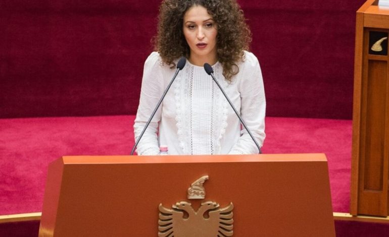 Deputetja e LSI paralajmëron socialistin: Kujdes! Skraparllinjtë të çojnë shpejt nga ke ardhur… (FOTO)