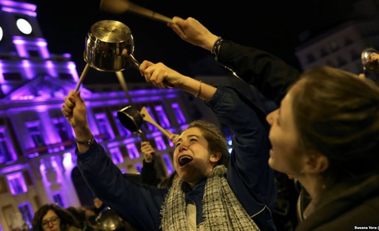 KAOS NE SPANJE/ Anulohen trenat, gratë në grevë: Mos bëni asnjë punë. Aktorja e famshme…