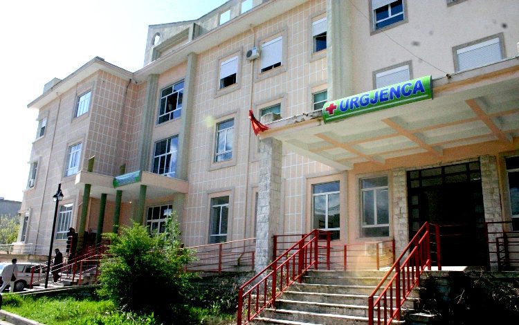 Vdekja e 10-vjeçarit në Tepelenë, mjekja: Erdhi në spital pa shenja jete dhe i nxirë
