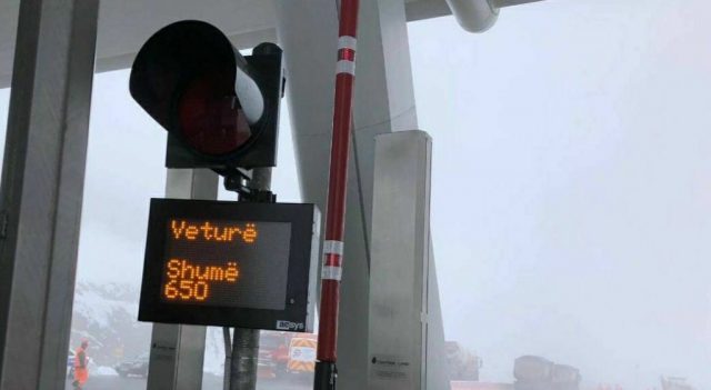 VIDEO/ Plas sherr tek trau i Rrugës së Kombit: “Unë t’i jap euro, mi kthe euro plaç!”