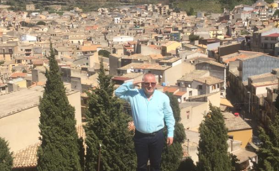 Çfarë bën ARTAN HOXHA në shtëpinë e “Kapos së Kapove të MAFIAS”? Dëshmia surprizë e gazetarit investigativ