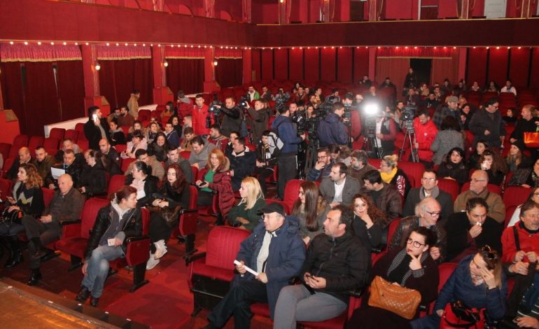 Aktorët refuzojnë prishjen e Teatrit Kombëtar: Nuk mbyllet institucioni pse ka punuar keq drejtori