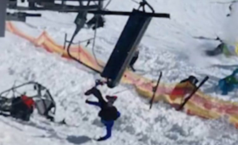 “Çmendet” teleferiku, rrotullohet mbrapsht dhe “fluturon” njerëzit (VIDEO)