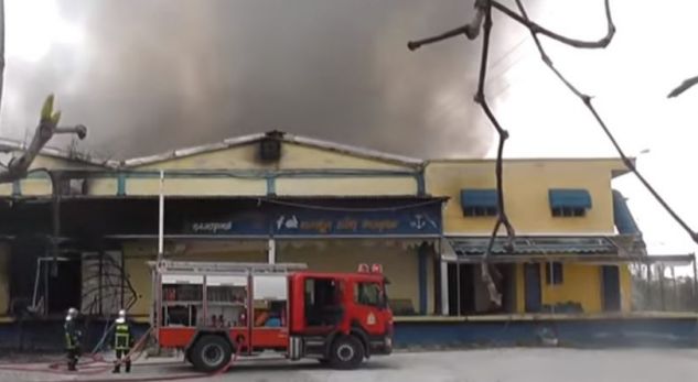 Mbulohet nga flakët fabrika në Greqi/ Humb jetën gjatë punës shqiptari