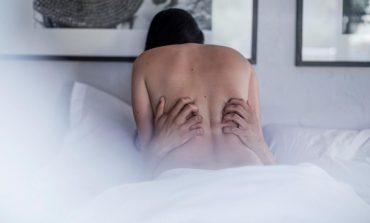 “Nëna më kapi duke bërë seks me kolegen, ajo që më ka bërë është shumë e rëndë”