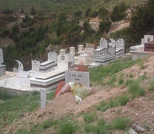 E TRISHTË/ Babai shkon te varri i fëmijës së tij. Denoncon në polici pasi pa që…