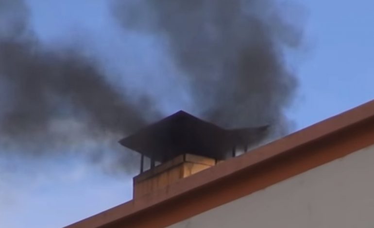 VIDEO/ Spitali i Vlorës ndot ambientin, lëshon në ajër tym të zi nga kaldaja