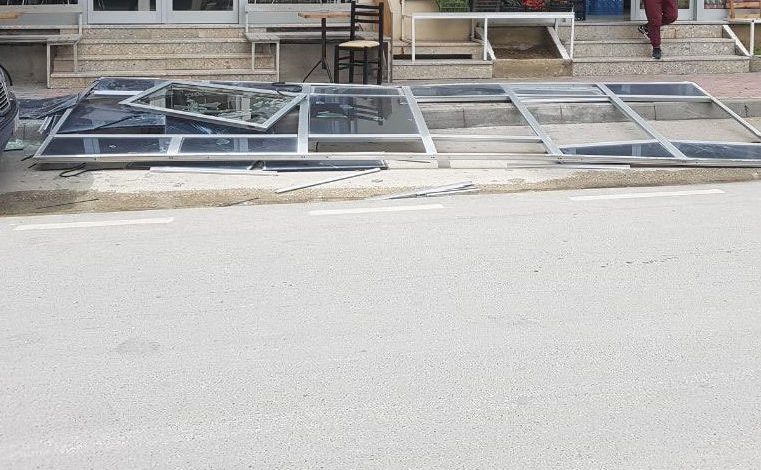 PAMJE TE RENDA/ Goditet nga vetrata e xhamit në Vlorë, momenti kur 67-vjeçari është i shtrirë përtokë (VIDEO)