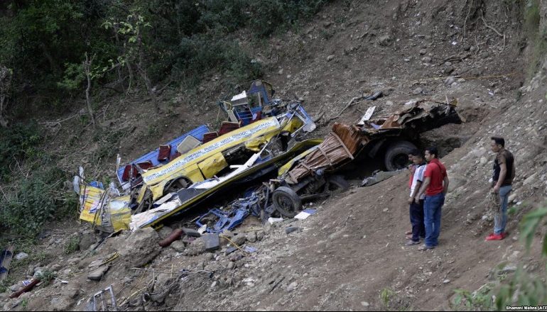 Indi/ Treni përplas autobusin e shkollës, humbin jetën 13 fëmijë