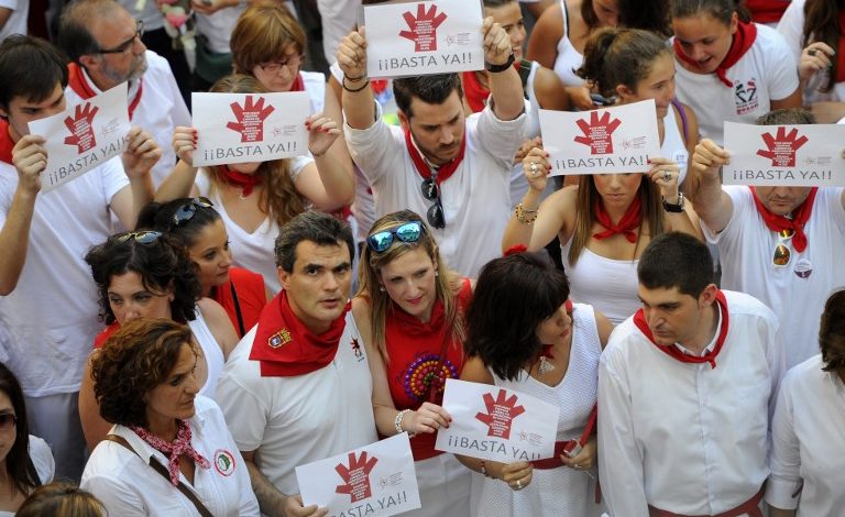 Populli proteston për “bandën e ujqërve”/Akuzohen për abuzim seksual…