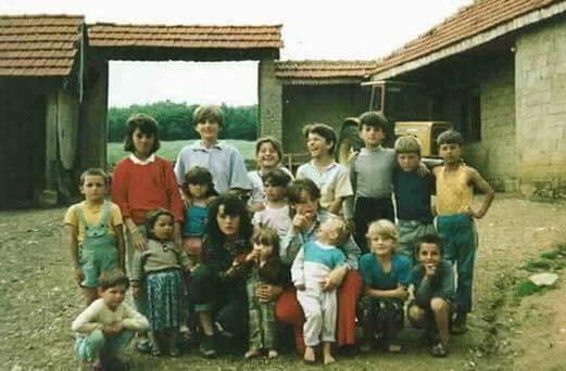 Si ishte modeli i familjes së lumtur shqiptare në vitin 1988
