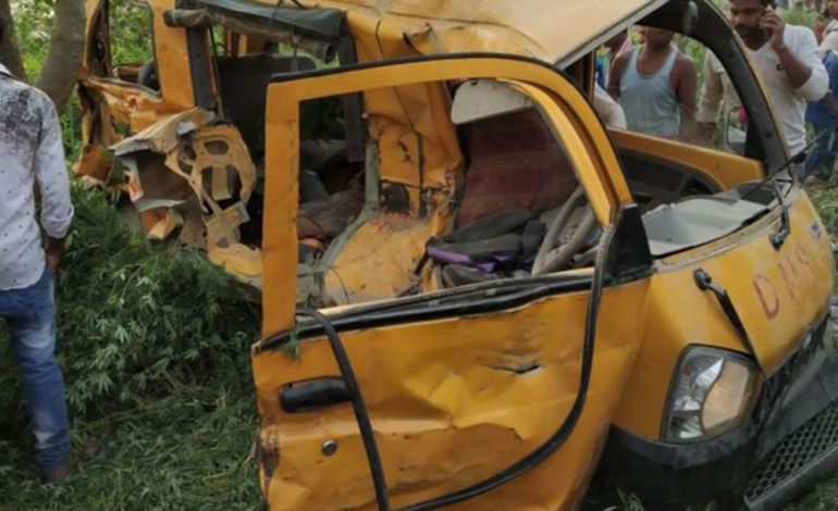 TRAGJEDI/ Autobusi përplaset me trenin, vdesin 13 nxënës