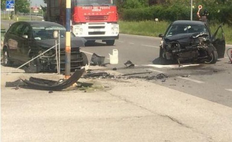 Përplasen “KOKË MË KOKË” makinat/ 40 vjeçari shqiptar plagoset pasi makina… (FOTO)