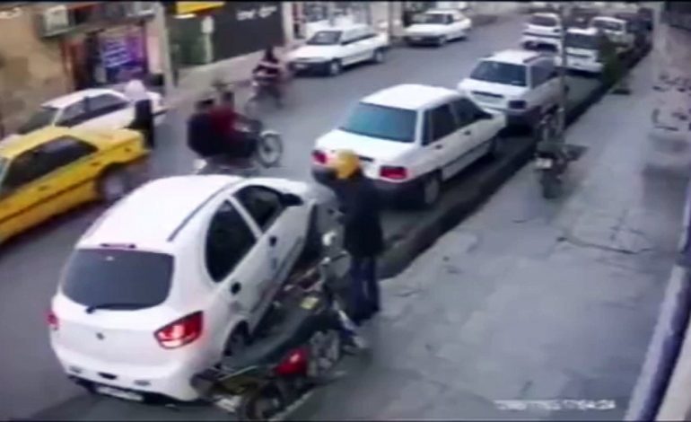 Emigranti bllokon rrugën me vazo e kosha plehrash, përplaset me policinë: Asnjë s’ka b*** (Foto+Video)