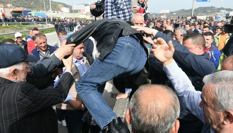 PROTESTA NË VORË/ Basha tenton të kapërcejë bordurën në autostradë, e ndihmojnë banorët