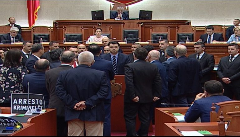 PANKARTAT NË KUVEND/ Spiropali: E turpshme çfarë bënë gratë sot në Parlament