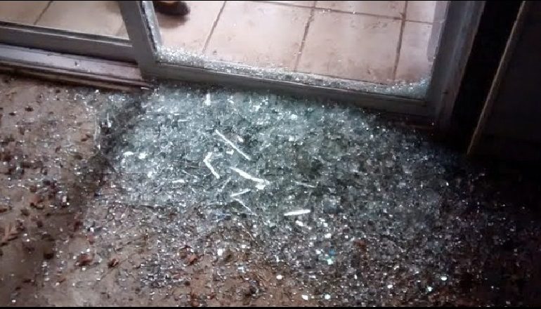 BLLOKOHET PUNA/ Thyhen xhamat e hipotekës në Pogradec, autorët shpallen në kërkim