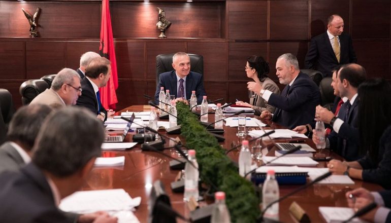 KAOS NË SISTEM/ Këshilli i Lartë i Drejtësisë braktis detyrën, por jo pagat dhe privilegjet