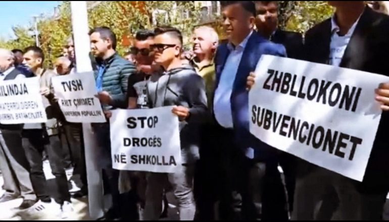 Biznesi i vogël në Peshkopi në protestë: Anuloni vendimin për TVSH, po falimentojmë