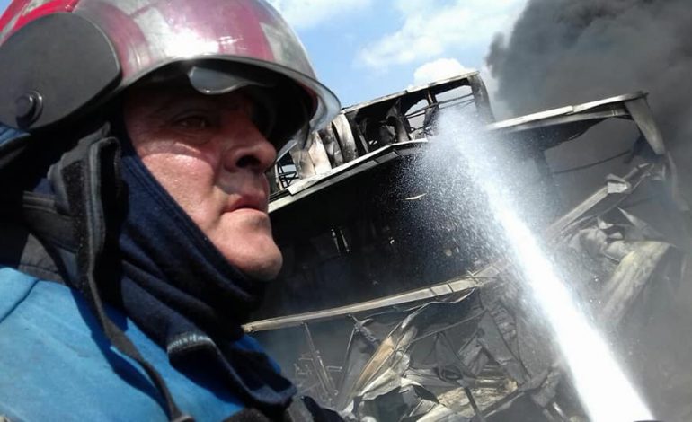 FOTOT/ Heronjtë e heshtur që luftuan 9 orë me flakët në fabrikën e riciklimit