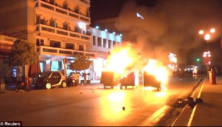 “Ndizet” ishulli grek Lesbos, dhunë dhe flakë kundër emigrantëve (VIDEO)