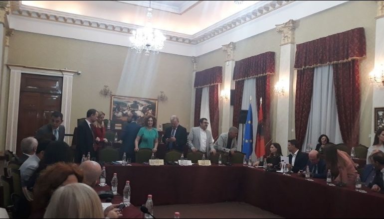 FOTO/ PD-LSI thyejnë bojkotin e Kuvendit, Vlahutin prezanton për progres-raportin e KE