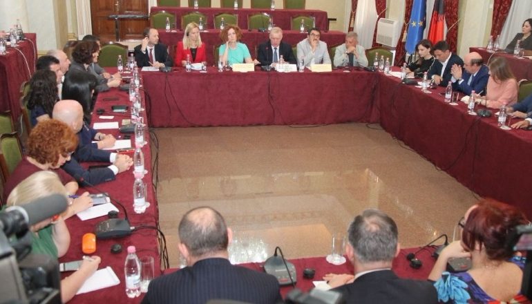 BE prezanton raport-progresin në Tiranë/ Shqipëria rol unik për stabilitetin në rajon, është parë si model për ecurinë