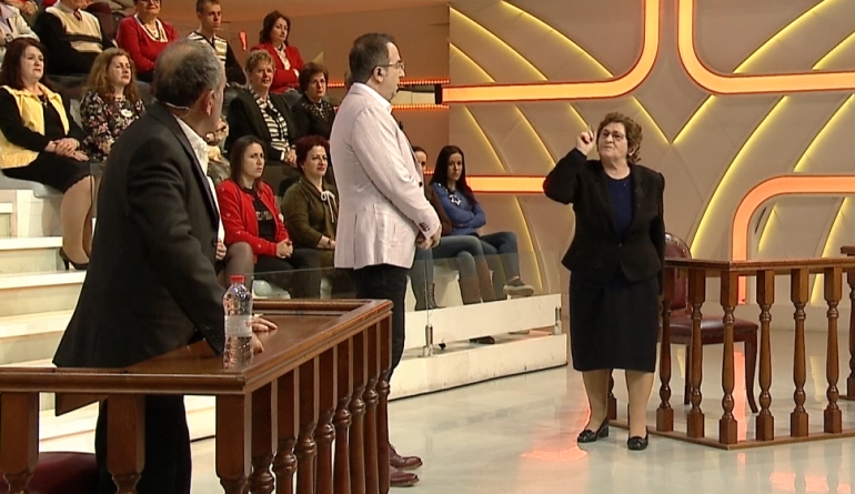 Firma e hedhur në fletë të bardhë/ Gruaja burrit LIVE: Më more në qafë fëmijët! Je… (VIDEO)