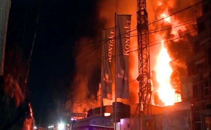 Flakët masive në magazinën në Tiranë, zjarrfikëset: Situata nën kontroll