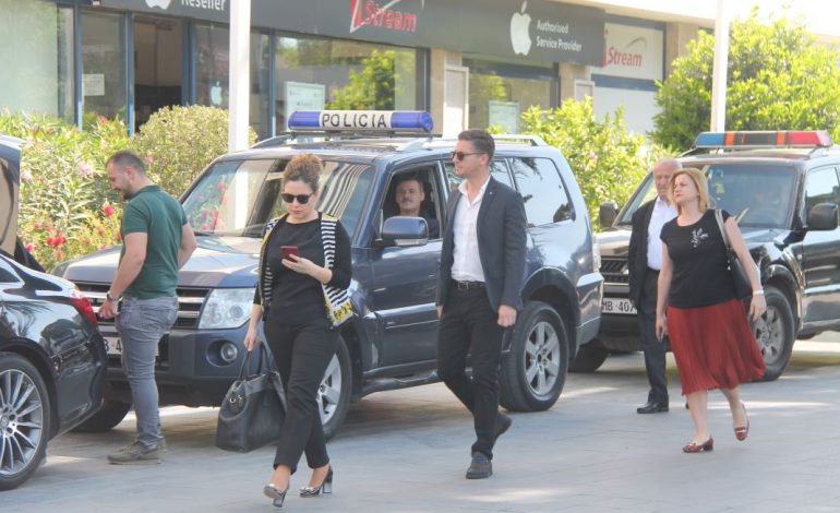 FOTOLAJM/ Asambleja e PS, me kë u shoqëruan ministrat. Rama nuk e ndan telefonin