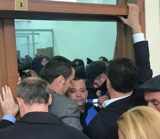 Masa për të arrestuarit e prostestës në Rrugën e Kombit/ Çfarë po ndodh në sallën e gjyqit me dyer të mbyllura
