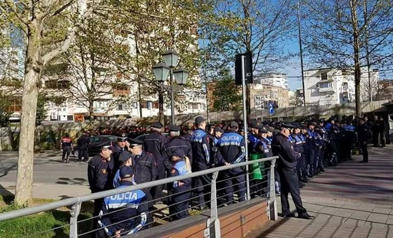 (VIDEO) Arrestimi i protestuesëve të Kukësit/ Qytetarët bllokojnë rrugën: Nuk dorëzohemi kurrë!