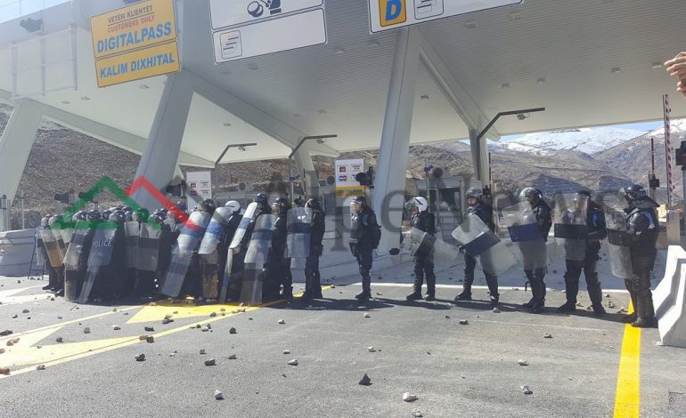 EKSKLUZIVE/ Protesta në Rrugën e Kombit, AlpeNews.al sjell videon e nisjes së vënjes së zjarrit