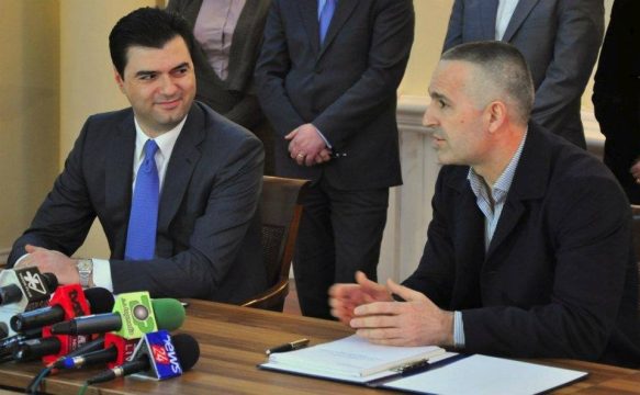 FOTO/ Gjykata Administrative shqyrton sot pa asnjë njoftim, lejen e Bashës për pallatin 17 katësh te Diga e Liqenit