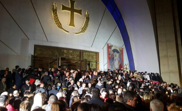 PASHKËT/ Besimtarët ortodoksë festojnë ngjalljen e Krishtit (FOTO)