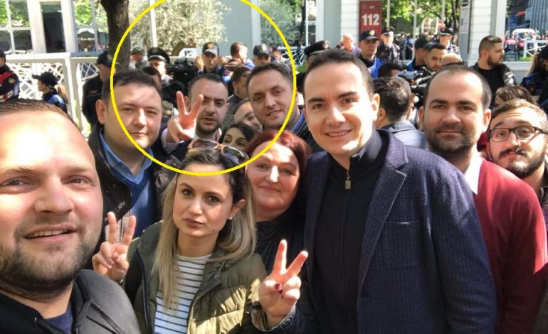 PROTESTA NË TIRANË/ Qytetarët kërcejnë vallen e Kukësit, Salianji i filmon (FOTO)