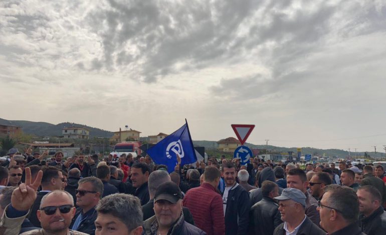 NIS MOSBINDJA CIVILE/ Protestuesit bllokojnë akset rrugore, si paraqitet situata në Çermë (FOTO)