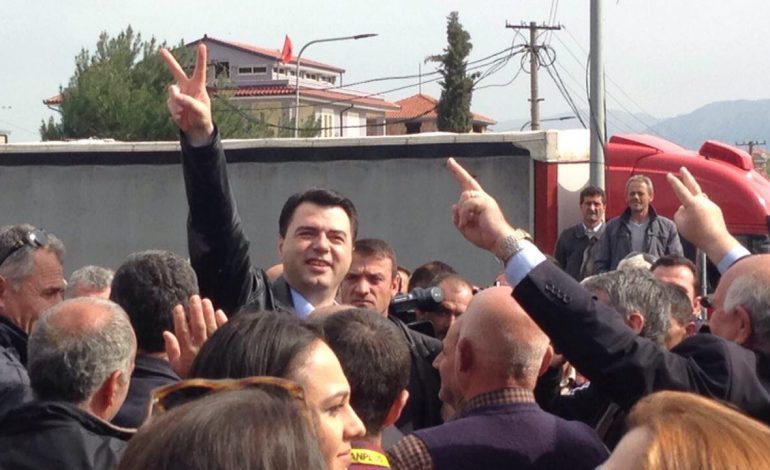MOS BINDJA CIVILE/ Qytetarët nisin bllokimin e rrugëve. Pamje nga Vora