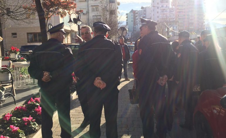 BLINDOHET TIRANA/ AlpeNews.al sjell pamjet EKSKLUZIVE nga Gjykata ku do të gjykohen 23 të arrestuarit e Rrugës së Kombit