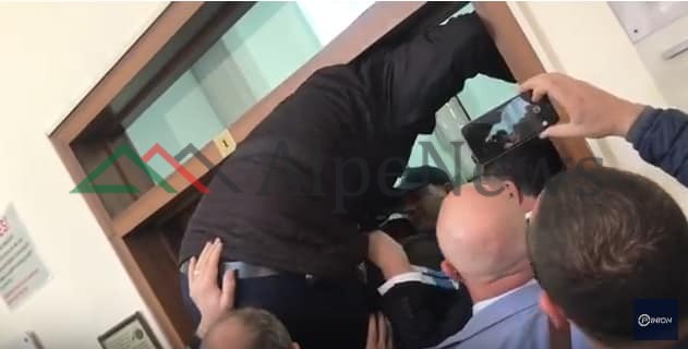 Mbi kokat e policëve për të hyrë në sallën e gjyqit/ Familjarët bëjnë skandal në Gjykatën e Tiranës
