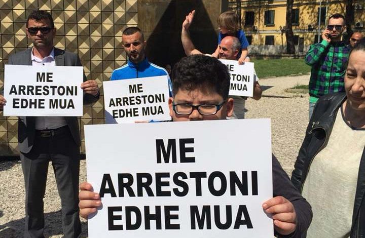 Shoqëria Civile nis protestën te Kryeministria, mesazhet që kanë për Ramën (VIDEO)